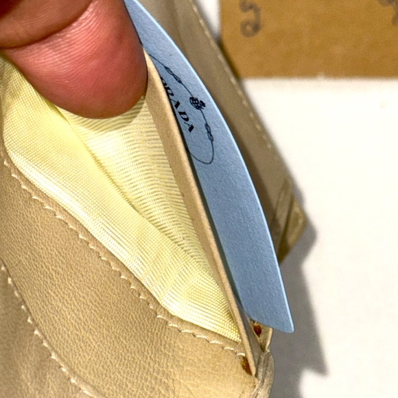 ๐ฏ AUTHENTIC NWOT PRADA NYLON COMPACT BIFOLD WALLET MINT - Picture 12 of 15